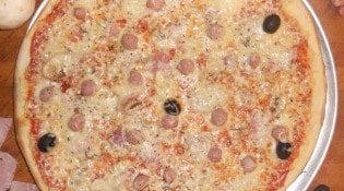 Chez Pierrot - Une pizza royale: champignons, jambon supérieur, mozzarella et chair à saucisse