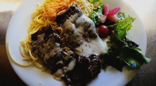 Les Amis Gourmands - Steack de hampe sauce roquefort spaghettis tuile de parmesan