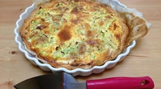 Le livre gourmand - Une tarte ricotta, courgette et poudre de noisette