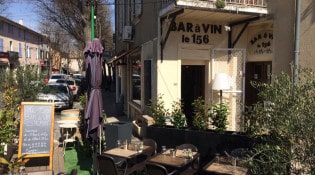 Bar À Vin Le 156 - La façade du restaurant avec la terrasse 