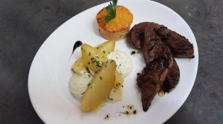 Le Casino - Un foie d agneau persillé deglacé au balsamique avec ses pomme de terre à la crème et son flan de courge