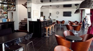 Le café noir - La salle de restauration