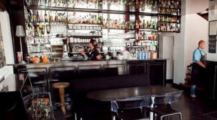 Le café noir - Le bar