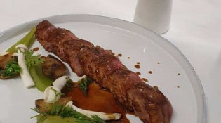 Les Prateaux - Un filet de canard avec une royale de champignons, enokis et jus reduit au poivre de szechuan et 7 épices