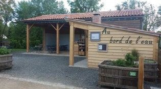 Au bord de l'eau - La façade du restaurant