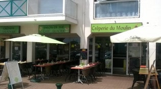 Crêperie Du Moulin - La crêperie avec la terrasse 
