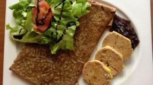 Le Kerlouët - Une galette champignons a la crème, médaillons de foie gras maison et sa compotée d'oignons balsamique