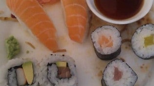 King Long Resto - Un assiette de sushis, makis et californias