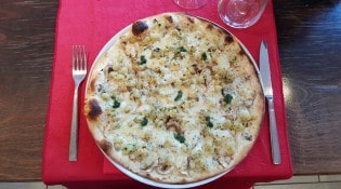 La Piazza - Une pizza aux grenouilles (fond crème, champignons de paris frais, cuisses de grenouilles, mozzarella, beurre persillé)