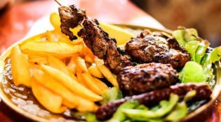 Chez Momo - Assiettes de trois pièces de viandes, salades et frites