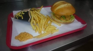 Daily Chicken - Un burger et frites 