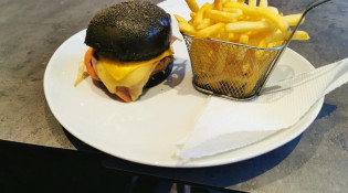 O'delices 44 - Un burger avec frites