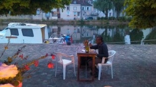 Les quais de Sens - Une côté de la terrasse