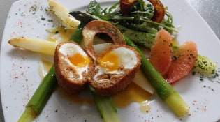 Le Point Gourmand - asperges verte et blanche au beurre agrumes, oeuf 2 cuissons poché et frit.