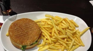 A Table - L'hamburger et frites
