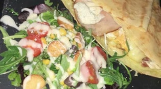 Au-crépuscule - Une crêpe et salade