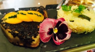 Maison Thielen - Steak de thon en croûte de sésame noir et mangue