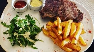 L'auberge - Faux-filet et frites maison.