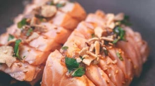 Côté Sushi - Tataki saumon et sa sauce sucrée onctueuse au soja, finement épicée et infusée d’arômes tropicaux. 