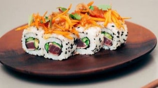 Côté Sushi - Samba Ica au thon tataki avec une sauce crémeuse et colorée, au piment jaune péruvien