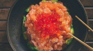 Côté Sushi - Tartare de saumon nikkei et sa sauce yuzu truffe