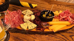 Beer's Corner - Une planche de charcuteries et de fromages
