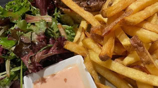 Tribe Table - Burger accompagné des frites