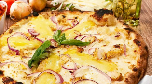 Woodiz - La pizza crème de moutarde à l'ancienne, comté, oignons rouges et poulet mariné