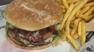 R Burger Gourmet - Un burger avec des frites 