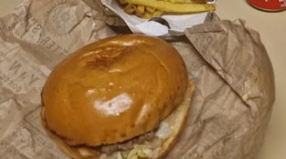 Ben's - Un burger accompagné de frites
