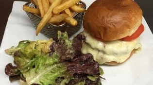 L'auberge Auvergnate - Le hamburger auvergnat au cantal