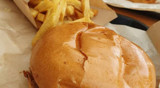 Alfred Burger - Burger accompagné des frites