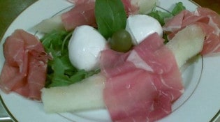 Delices Di Pasta - Antipasto mozzarella di Bufala Campana, jambon Saint Daniele, olives verdes, melon