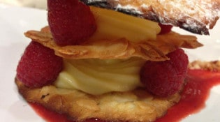 Le Millésime - Mille feuilles de tuiles, crème pâtissière allégée à la chantilly, coulis de fraises et framboises fraîches...