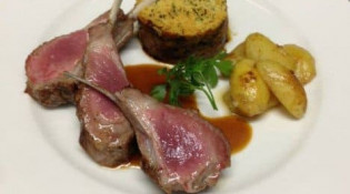 Le Maupertu - Carré d'agneau rôti, crumble de légumes et son jus corsé