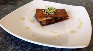 O'Gourmet - Mille feuille de foie gras poêlé au sel rose d'himalaya, sauce d'acacia