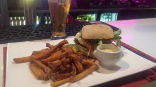 AssiéToi - Un burger et frites 