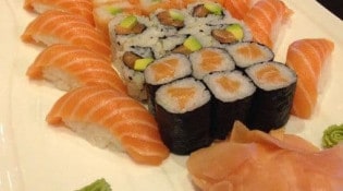 Sushi Kyo - Un plat de sushis, makis et sashimis