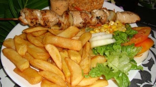 2Spee Grill - Brochette avec frites, salades et riz