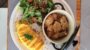 Quai Ouest - Sauté de porc sauce poivre avec mousseline de patate douce et salade En dessert mousse mangue fruits rouges