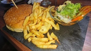 Le Scoop - Un burger, salade et frites