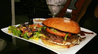 Les Gommiers - Un burger, salade et frites