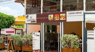 Les Gommiers - La façade du restaurant