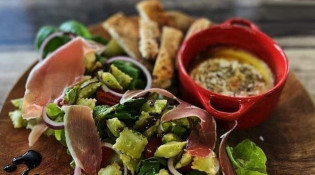 L'Atelier De Crystal Beach - Le St Marcellin roti et sa salade