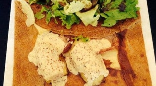 Des Saveurs et des Mots - Une galette fromage, andouille de Guéméné accompagnée de pommes de terre, sauce moutarde à l'ancienne et salade