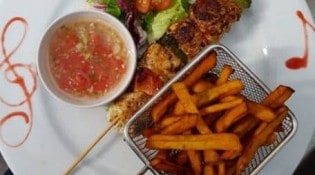 Le Piano Rouge - Brochette de poulet avec ses frites de patate douce