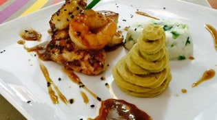 Le Brédas - Escalopine de Mahi Mahi et belles queues de crevettes à la citronnelle et graines de Sésame