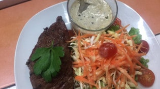 Le Samcielô - Steak de kangourou sauces aux poivres crudités