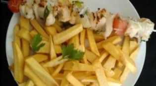 Le Vigneau - Brochette avec des frites 