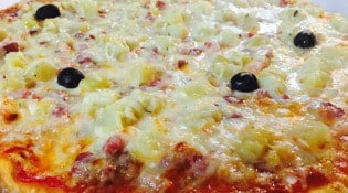 Chez Camembert - La campagnardes : sauce tomate, olives, fromage, oignons, pommes de terre vapeur, lardons, crème fraîche